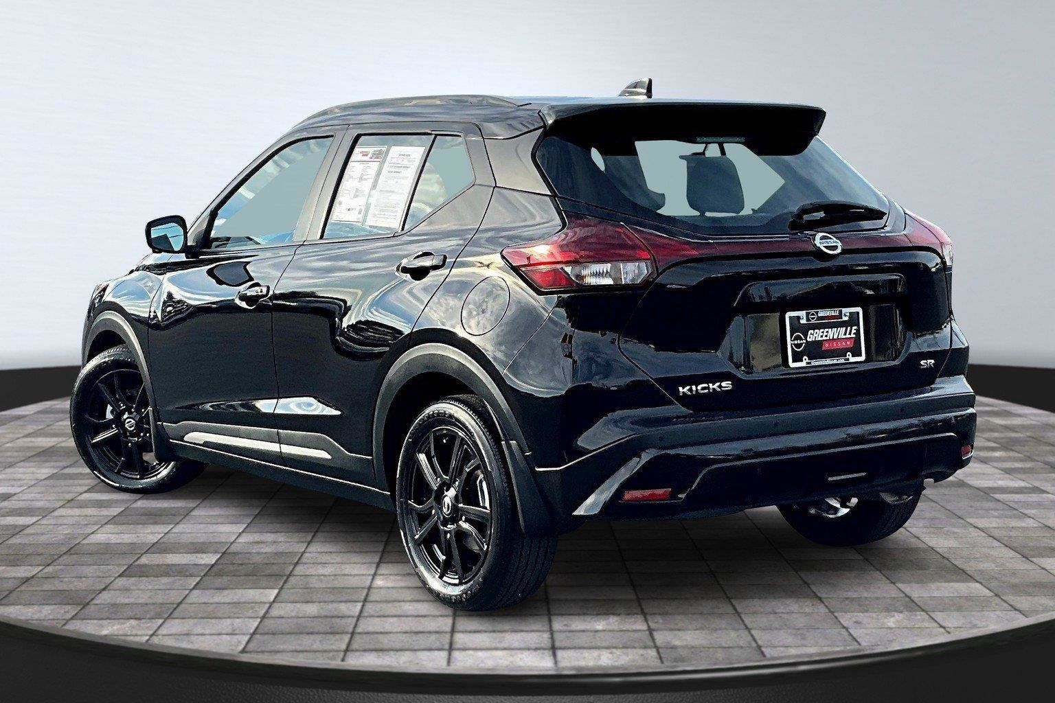 Used 2021 Nissan Kicks SR w/ SR Premium Package FWD image 2