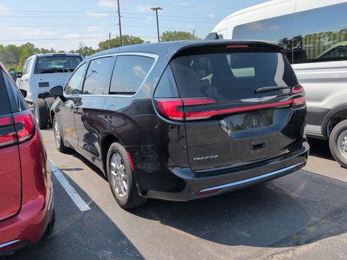 Used 2024 Chrysler Pacifica Touring-L FWD image 3