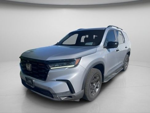 Used 2024 Honda Pilot TrailSport image 2