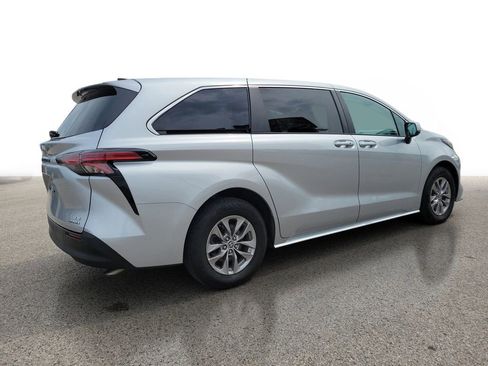 Used 2022 Toyota Sienna LE FWD image 4