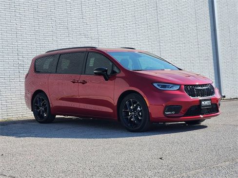 New 2026 Chrysler Pacifica Limited w/ S Appearance Package image 2