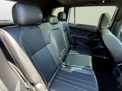 Used 2022 Volkswagen Tiguan SE R-Line image 17