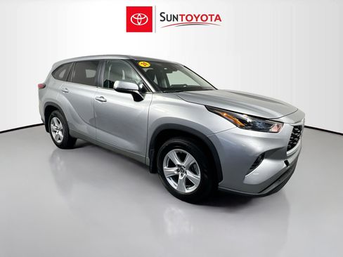 Used 2024 Toyota Highlander LE AWD/4WD image 1