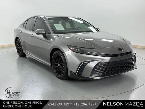 Used 2025 Toyota Camry SE w/ Convenience Package FWD image 4