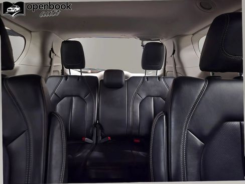 Used 2023 Chrysler Pacifica Touring-L FWD image 18
