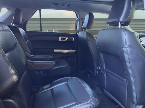 Used 2022 Ford Explorer XLT w/ Equipment Group 202A image 11