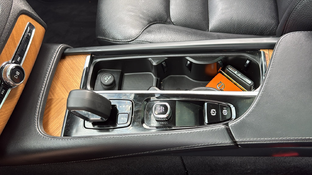 Certified 2025 Volvo XC90 T8 Plus AWD/4WD image 19
