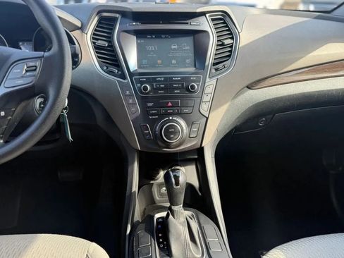 Used 2017 Hyundai Santa Fe SE image 16