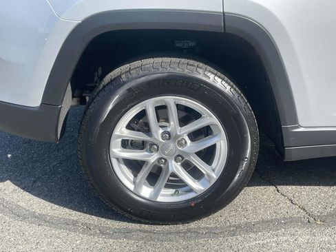 Used 2025 Jeep Grand Cherokee Laredo X image 14