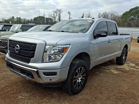 Used 2020 Nissan Titan SV w/ SV Convenience Package image 2