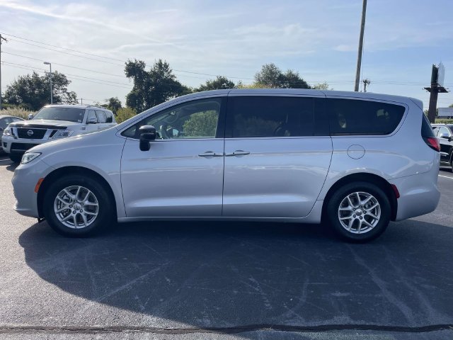 Used 2024 Chrysler Pacifica Touring-L FWD image 4