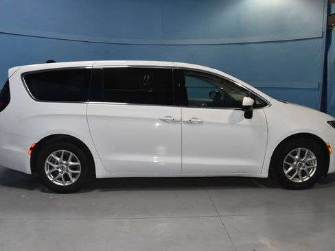 Used 2023 Chrysler Pacifica Touring-L FWD image 23
