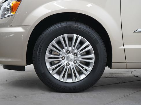 Used 2015 Chrysler Town & Country Touring-L w/ Driver Convenience Group FWD image 32