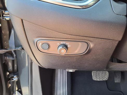 Used 2018 Chevrolet Equinox LT w/ Sun & Infotainment Package image 12