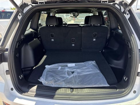 New 2025 Jeep Grand Cherokee Limited w/ Black Appearance Package image 32