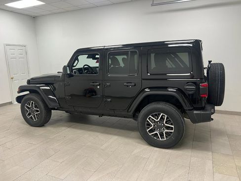 Used 2025 Jeep Wrangler Unlimited Sahara AWD/4WD image 15