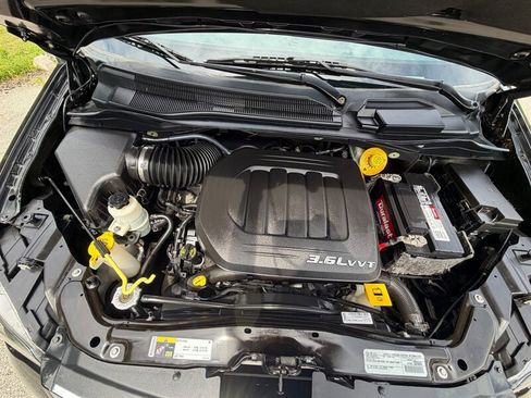 Used 2016 Chrysler Town & Country S FWD image 31