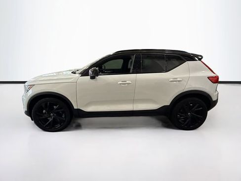 Used 2021 Volvo XC40 T5 R-Design w/ Climate Package image 9