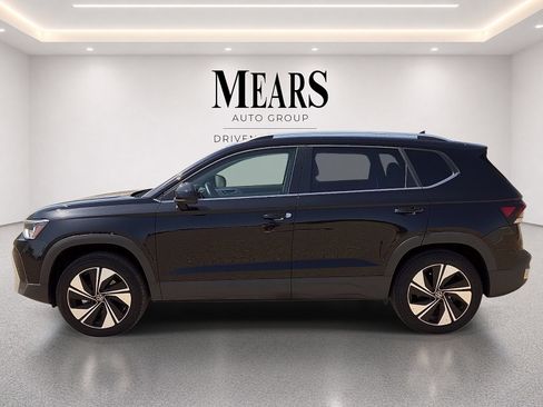 Used 2025 Volkswagen Taos SE AWD/4WD image 2