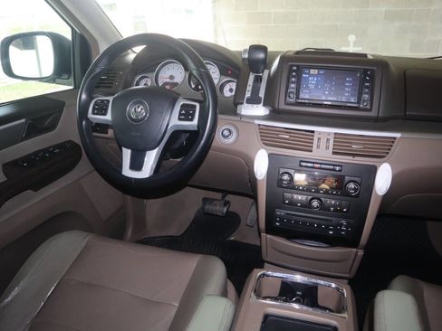 Used 2012 Volkswagen Routan SEL FWD image 34