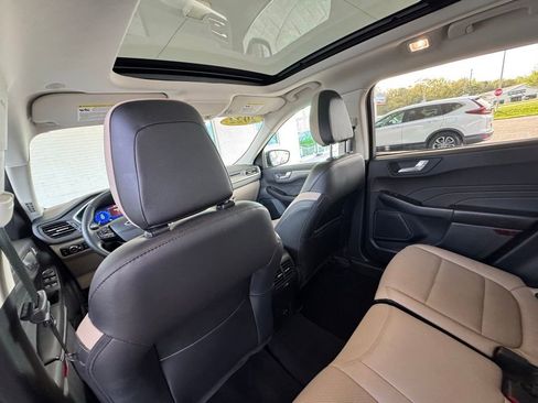 Used 2022 Ford Escape Titanium image 21