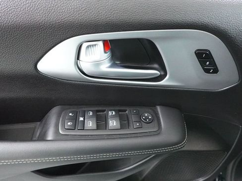 Used 2024 Chrysler Pacifica Touring-L w/ S Appearance Package image 9