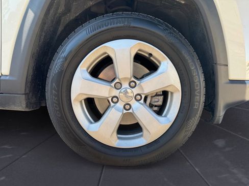 Used 2018 Jeep Compass Latitude FWD image 14