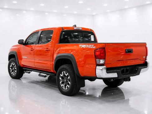 Used 2017 Toyota Tacoma TRD Off-Road w/ Tow Package (A/T) AWD/4WD image 3
