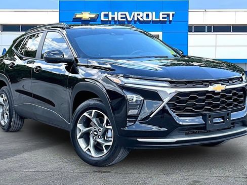 Used 2025 Chevrolet Trax LT w/ LT Convenience Package FWD image 1