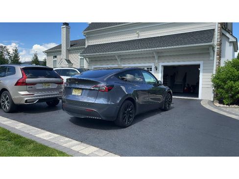 Used 2023 Tesla Model Y Long Range AWD/4WD image 3