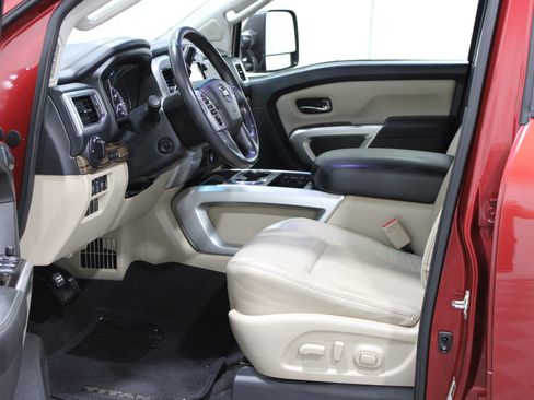 Used 2017 Nissan Titan SL w/ SL Towing Convenience Package RWD image 3