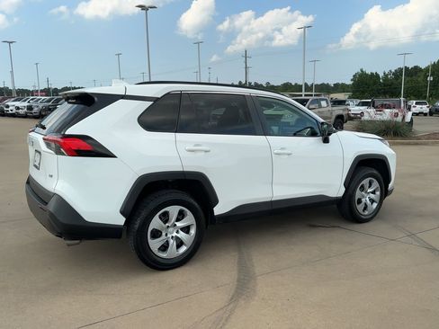 Used 2021 Toyota RAV4 LE image 8