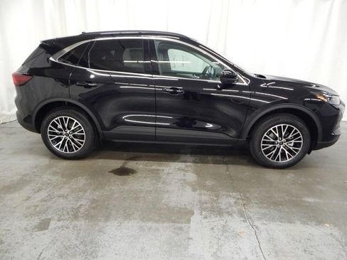 New 2025 Ford Escape SE w/ PHEV Premium Package FWD image 2