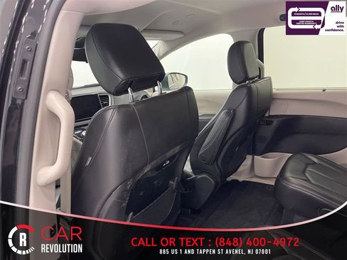 Used 2023 Chrysler Pacifica Touring-L FWD image 38