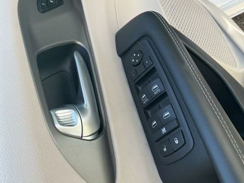 Used 2024 Chrysler Pacifica Touring-L FWD image 9