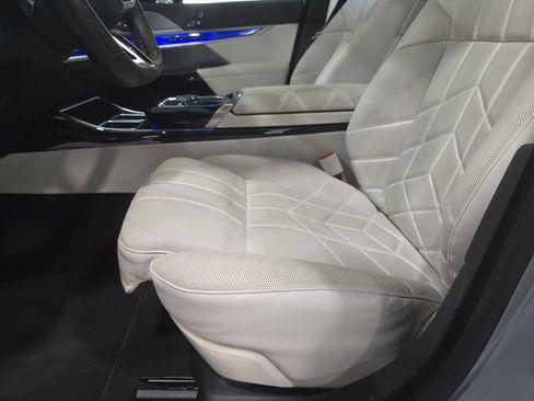 Used 2024 BMW 740i w/ Premium Package 2 RWD image 24