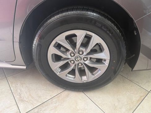 Used 2021 Toyota Sienna XLE image 12