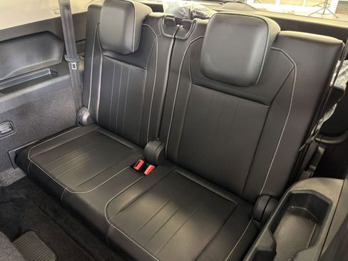 Certified 2024 Volkswagen Tiguan SE image 32