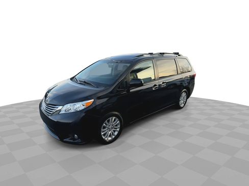 Used 2017 Toyota Sienna XLE image 4