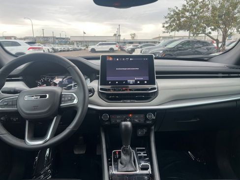 Used 2025 Jeep Compass Limited image 33