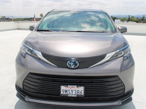 Certified 2023 Toyota Sienna LE FWD image 7