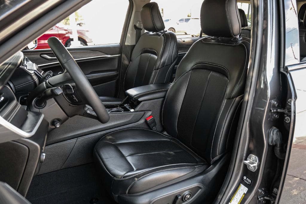 Used 2023 Jeep Grand Cherokee L Limited w/ Luxury Tech Group II AWD/4WD image 8
