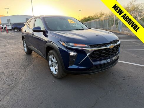 Used 2024 Chevrolet Trax LS w/ LS Convenience Package FWD image 1