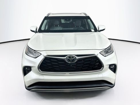 Used 2021 Toyota Highlander Platinum FWD image 2