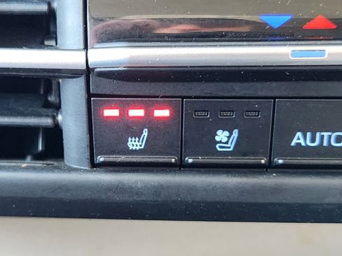 Used 2023 Toyota Sienna Limited image 32