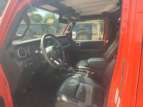 Used 2018 Jeep Wrangler Unlimited Sahara AWD/4WD image 7