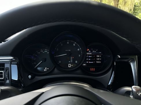 Certified 2025 Porsche Macan image 11