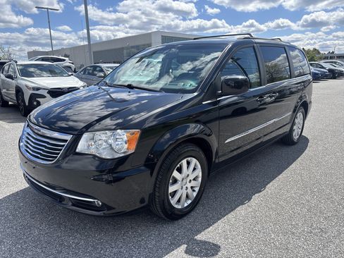 Used 2015 Chrysler Town & Country Touring image 3