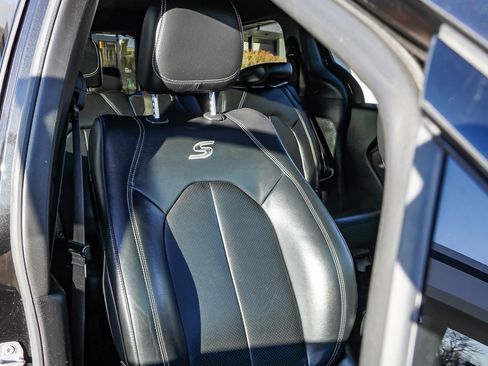 Used 2019 Chrysler Pacifica Touring-L w/ S Appearance Package image 27