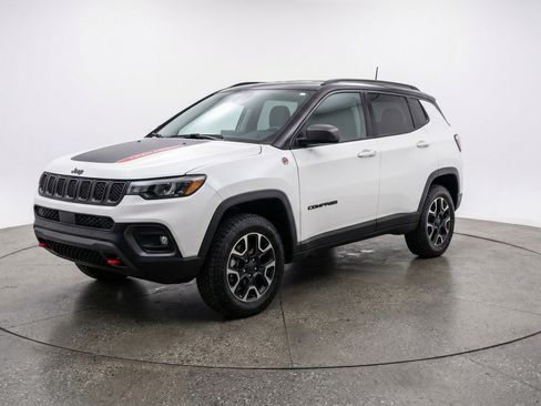 Used 2025 Jeep Compass Trailhawk image 3